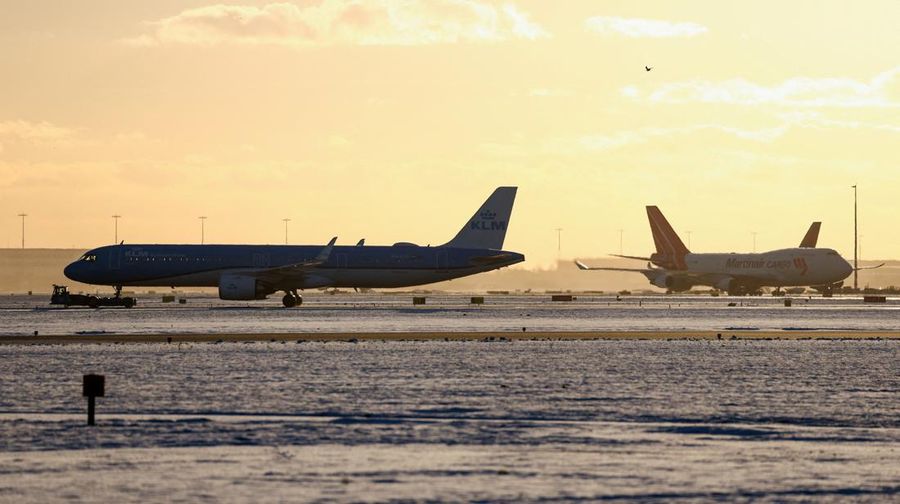 Ratusan penerbangan di Bandara Schiphol, Amsterdam, Belanda dibatalkan pada Rabu (7/1/2026) akibat badai salju, di tengah perkiraan gelombang dingin yang semakin buruk dan memicu gangguan perjalanan di sejumlah negara. (REUTERS/Piroschka Van De Wouw)