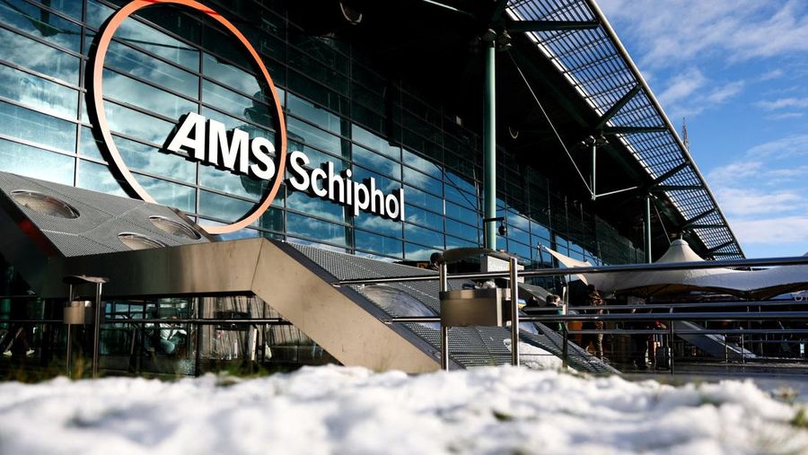 Ratusan penerbangan di Bandara Schiphol, Amsterdam, Belanda dibatalkan pada Rabu (7/1/2026) akibat badai salju, di tengah perkiraan gelombang dingin yang semakin buruk dan memicu gangguan perjalanan di sejumlah negara. (REUTERS/Piroschka Van De Wouw)