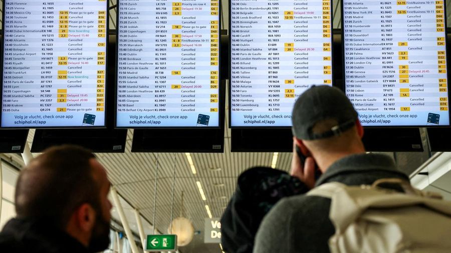 Ratusan penerbangan di Bandara Schiphol, Amsterdam, Belanda dibatalkan pada Rabu (7/1/2026) akibat badai salju, di tengah perkiraan gelombang dingin yang semakin buruk dan memicu gangguan perjalanan di sejumlah negara. (REUTERS/Piroschka Van De Wouw)