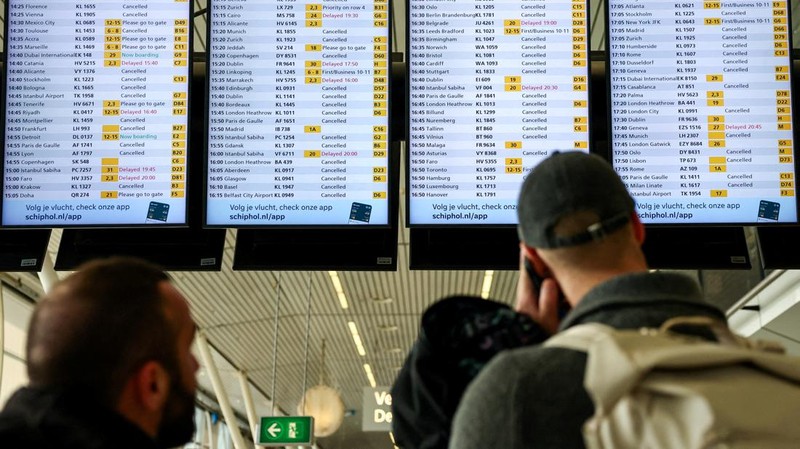 Ratusan penerbangan di Bandara Schiphol, Amsterdam, Belanda dibatalkan pada Rabu (7/1/2026) akibat badai salju, di tengah perkiraan gelombang dingin yang semakin buruk dan memicu gangguan perjalanan di sejumlah negara. (REUTERS/Piroschka Van De Wouw)