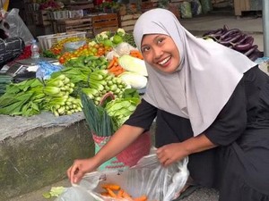 Bikin Melongo! Viral Aksi Emak-emak Pungut Sayur Sisa di Pasar untuk Dimasak