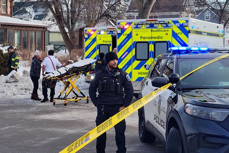 Sebuah ambulans bersiap berangkat membawa seorang wanita yang ditembak oleh petugas imigrasi AS di Minneapolis, Minnesota, AS, 7 Januari 2026. (via REUTERS/Venus de Mars)