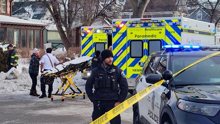 Sebuah ambulans bersiap berangkat membawa seorang wanita yang ditembak oleh petugas imigrasi AS di Minneapolis, Minnesota, AS, 7 Januari 2026. (via REUTERS/Venus de Mars)