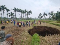 Tanah Dekat Sinkhole Sumbar Terus Bergerak, BPBD Pesan ke Warga