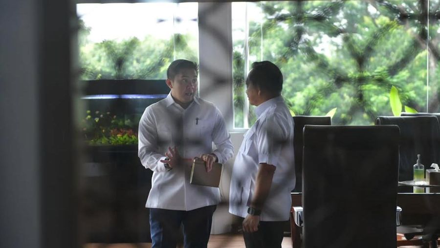 Sekretaris Kabinet Letkol Teddy Indra Wijaya menghadiri undangan dari Menteri Dalam Negeri Jenderal Polisi (Purn) Tito Karnavian selaku Ketua Satgas Percepatan Rehabilitasi dan Rekonstruksi Pascabencana di Provinsi Aceh, Sumatra Utara dan Sumatra Barat, yang berlangsung di kantor Kementerian Dalam Negeri Kamis (8/1/2026). (Instagram/sekretariat.kabinet)