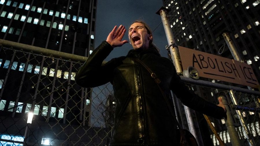 Seorang pria melakukan protes terhadap Imigrasi dan Penegakan Bea Cukai (ICE), setelah seorang agen imigrasi AS menembak dan membunuh Renee Nicole Good yang berusia 37 tahun di dalam mobilnya di Minneapolis, New York City, AS, 7 Januari 2026. (REUTERS/Angelina Katsanis)