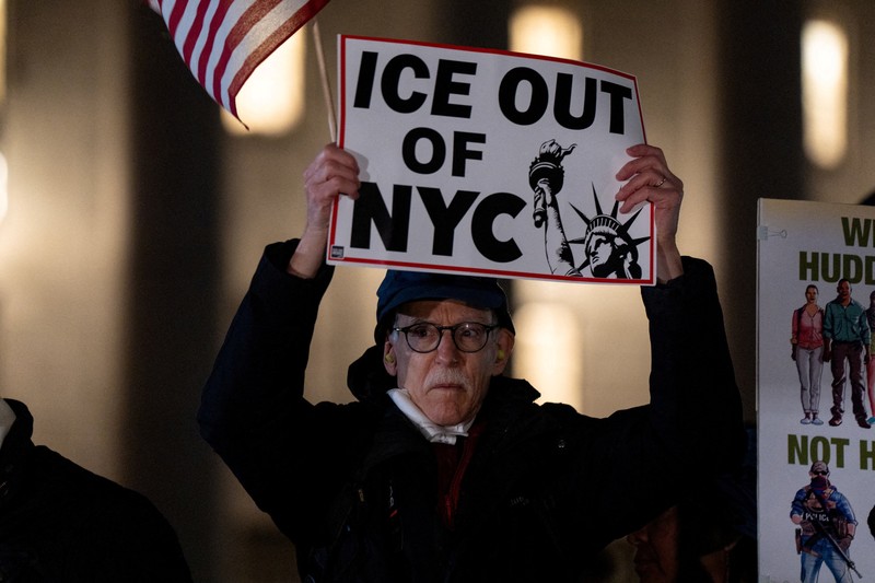 Warga berdemonstrasi menentang Imigrasi dan Penegakan Bea Cukai (ICE), setelah seorang agen imigrasi AS menembak dan membunuh Renee Nicole Good yang berusia 37 tahun di dalam mobilnya di Minneapolis, New York City, AS, 7 Januari 2026. (REUTERS/Angelina Katsanis)
