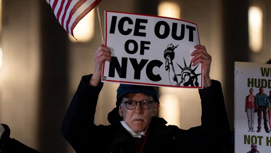 Warga berdemonstrasi menentang Imigrasi dan Penegakan Bea Cukai (ICE), setelah seorang agen imigrasi AS menembak dan membunuh Renee Nicole Good yang berusia 37 tahun di dalam mobilnya di Minneapolis, New York City, AS, 7 Januari 2026. (REUTERS/Angelina Katsanis)