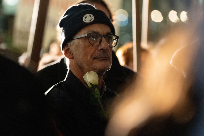 Warga berdemonstrasi menentang Imigrasi dan Penegakan Bea Cukai (ICE), setelah seorang agen imigrasi AS menembak dan membunuh Renee Nicole Good yang berusia 37 tahun di dalam mobilnya di Minneapolis, New York City, AS, 7 Januari 2026. (REUTERS/Angelina Katsanis)