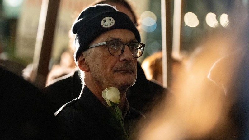 Warga berdemonstrasi menentang Imigrasi dan Penegakan Bea Cukai (ICE), setelah seorang agen imigrasi AS menembak dan membunuh Renee Nicole Good yang berusia 37 tahun di dalam mobilnya di Minneapolis, New York City, AS, 7 Januari 2026. (REUTERS/Angelina Katsanis)