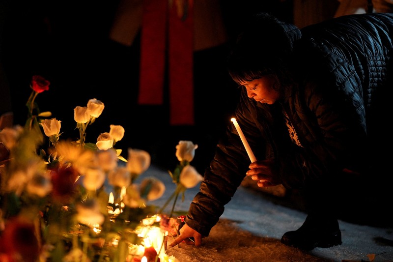 Warga berdemonstrasi menentang Imigrasi dan Penegakan Bea Cukai (ICE), setelah seorang agen imigrasi AS menembak dan membunuh Renee Nicole Good yang berusia 37 tahun di dalam mobilnya di Minneapolis, New York City, AS, 7 Januari 2026. (REUTERS/Angelina Katsanis)