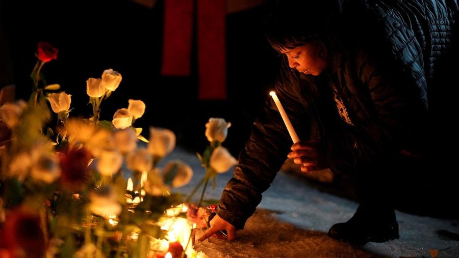 Warga berdemonstrasi menentang Imigrasi dan Penegakan Bea Cukai (ICE), setelah seorang agen imigrasi AS menembak dan membunuh Renee Nicole Good yang berusia 37 tahun di dalam mobilnya di Minneapolis, New York City, AS, 7 Januari 2026. (REUTERS/Angelina Katsanis)