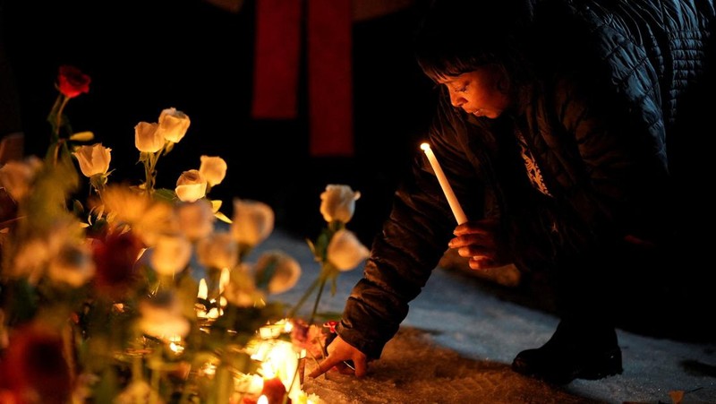 Warga berdemonstrasi menentang Imigrasi dan Penegakan Bea Cukai (ICE), setelah seorang agen imigrasi AS menembak dan membunuh Renee Nicole Good yang berusia 37 tahun di dalam mobilnya di Minneapolis, New York City, AS, 7 Januari 2026. (REUTERS/Angelina Katsanis)