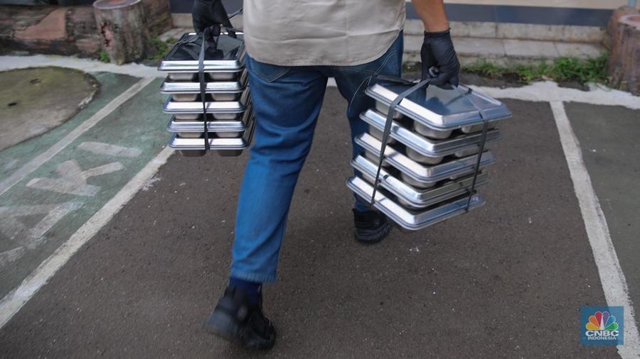 Suasana program Makan Bergizi Gratis (MBG) di SMKN 1 Jakarta, Kamis (8/1/2026). (CNBC Indonesia/Faisal Rahman)