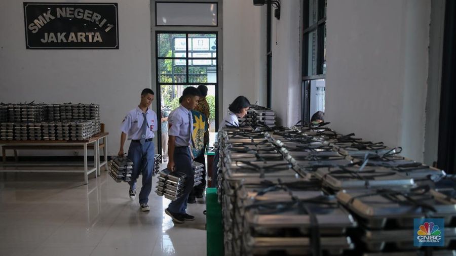 Suasana program Makan Bergizi Gratis (MBG) di SMKN 1 Jakarta, Kamis (8/1/2026). (CNBC Indonesia/Faisal Rahman)