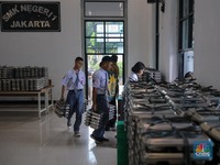 Suasana program Makan Bergizi Gratis (MBG) di SMKN 1 Jakarta, Kamis (8/1/2026). (CNBC Indonesia/Faisal Rahman)