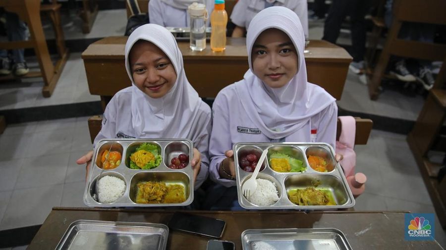 Suasana program Makan Bergizi Gratis (MBG) di SMKN 1 Jakarta, Kamis (8/1/2026). (CNBC Indonesia/Faisal Rahman)