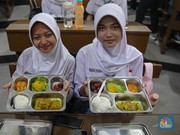 Foto: Suasana pelaksanaan program Makan Bergizi Gratis (MBG) di SMKN 1 Jakarta, Kamis (8/1/2026). (CNBC Indonesia/Faisal Rahman)