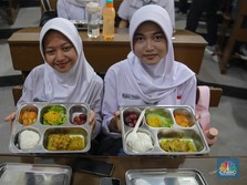 Foto: Suasana pelaksanaan program Makan Bergizi Gratis (MBG) di SMKN 1 Jakarta, Kamis (8/1/2026). (CNBC Indonesia/Faisal Rahman)