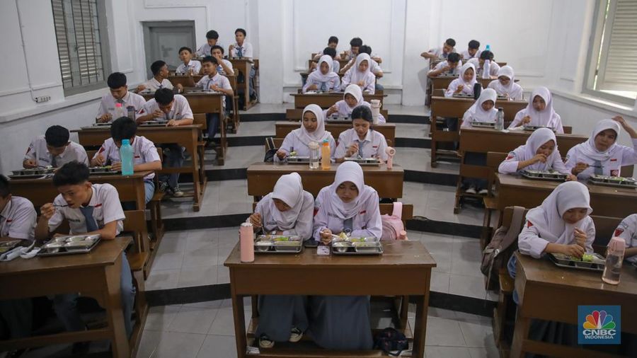 Suasana program Makan Bergizi Gratis (MBG) di SMKN 1 Jakarta, Kamis (8/1/2026). (CNBC Indonesia/Faisal Rahman)
