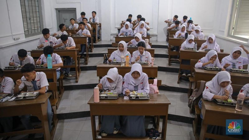 Suasana program Makan Bergizi Gratis (MBG) di SMKN 1 Jakarta, Kamis (8/1/2026). (CNBC Indonesia/Faisal Rahman)