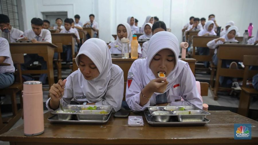 Suasana program Makan Bergizi Gratis (MBG) di SMKN 1 Jakarta, Kamis (8/1/2026). (CNBC Indonesia/Faisal Rahman)