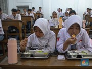 Suasana program Makan Bergizi Gratis (MBG) di SMKN 1 Jakarta, Kamis (8/1/2026). (CNBC Indonesia/Faisal Rahman)