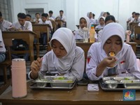 Suasana program Makan Bergizi Gratis (MBG) di SMKN 1 Jakarta, Kamis (8/1/2026). (CNBC Indonesia/Faisal Rahman)