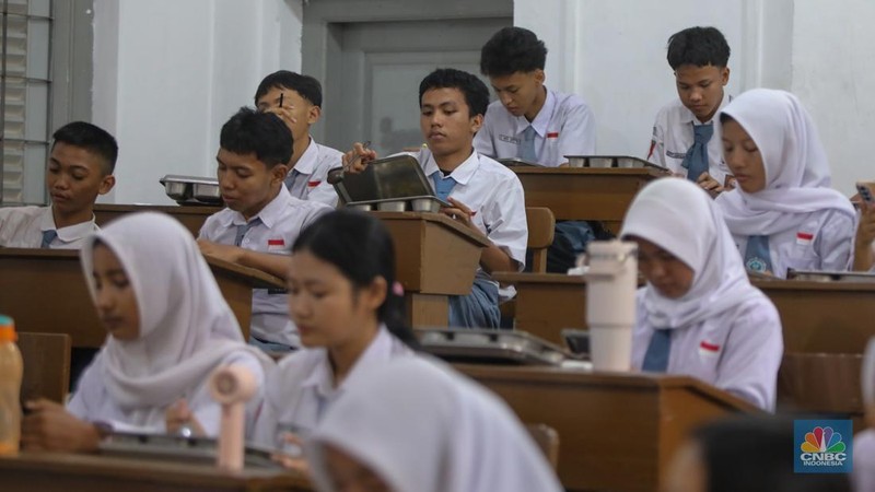 Suasana program Makan Bergizi Gratis (MBG) di SMKN 1 Jakarta, Kamis (8/1/2026). (CNBC Indonesia/Faisal Rahman)