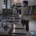 Suasana program Makan Bergizi Gratis (MBG) di SMKN 1 Jakarta, Kamis (8/1/2026). (CNBC Indonesia/Faisal Rahman)