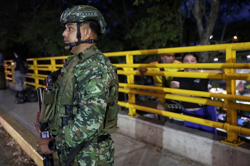 Tentara Kolombia berjaga di perbatasan antara Venezuela dan Kolombia di Cucuta, Kolombia, Selasa (6/1/2026). (REUTERS/Luisa Gonzalez)
