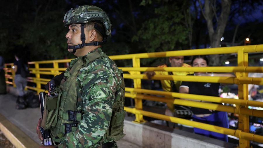 Tentara Kolombia berjaga di perbatasan antara Venezuela dan Kolombia di Cucuta, Kolombia, Selasa (6/1/2026). (REUTERS/Luisa Gonzalez)