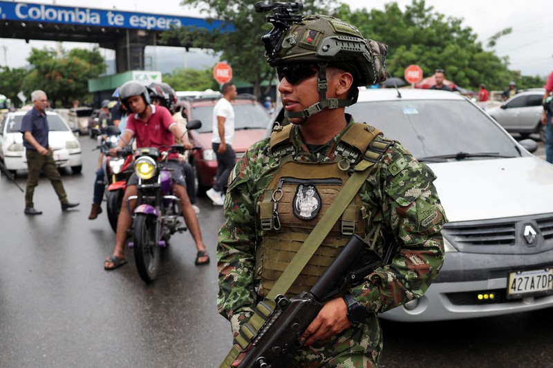 Tentara Kolombia berjaga di perbatasan antara Venezuela dan Kolombia di Cucuta, Kolombia, Selasa (6/1/2026). (REUTERS/Luisa Gonzalez)