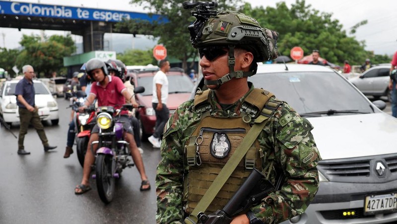 Tentara Kolombia berjaga di perbatasan antara Venezuela dan Kolombia di Cucuta, Kolombia, Selasa (6/1/2026). (REUTERS/Luisa Gonzalez)