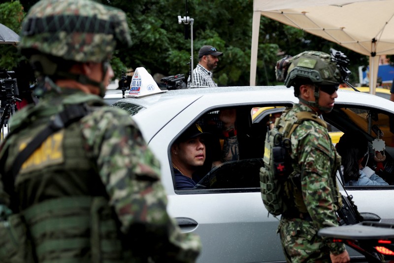 Tentara Kolombia berjaga di perbatasan antara Venezuela dan Kolombia di Cucuta, Kolombia, Selasa (6/1/2026). (REUTERS/Luisa Gonzalez)