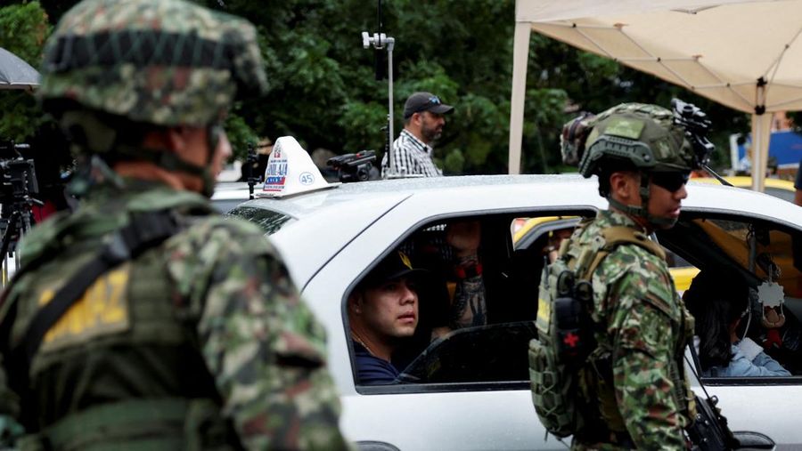 Tentara Kolombia berjaga di perbatasan antara Venezuela dan Kolombia di Cucuta, Kolombia, Selasa (6/1/2026). (REUTERS/Luisa Gonzalez)