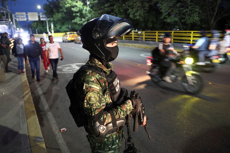 Tentara Kolombia berjaga di perbatasan antara Venezuela dan Kolombia di Cucuta, Kolombia, Selasa (6/1/2026). (REUTERS/Luisa Gonzalez)