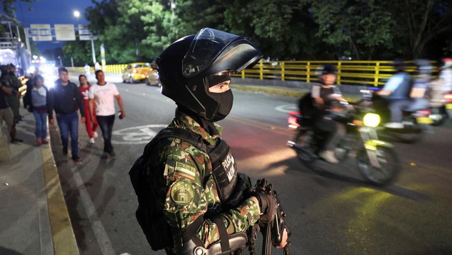 Tentara Kolombia berjaga di perbatasan antara Venezuela dan Kolombia di Cucuta, Kolombia, Selasa (6/1/2026). (REUTERS/Luisa Gonzalez)
