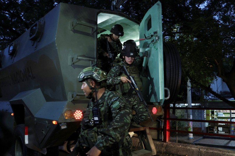 Tentara Kolombia berjaga di perbatasan antara Venezuela dan Kolombia di Cucuta, Kolombia, Selasa (6/1/2026). (REUTERS/Luisa Gonzalez)