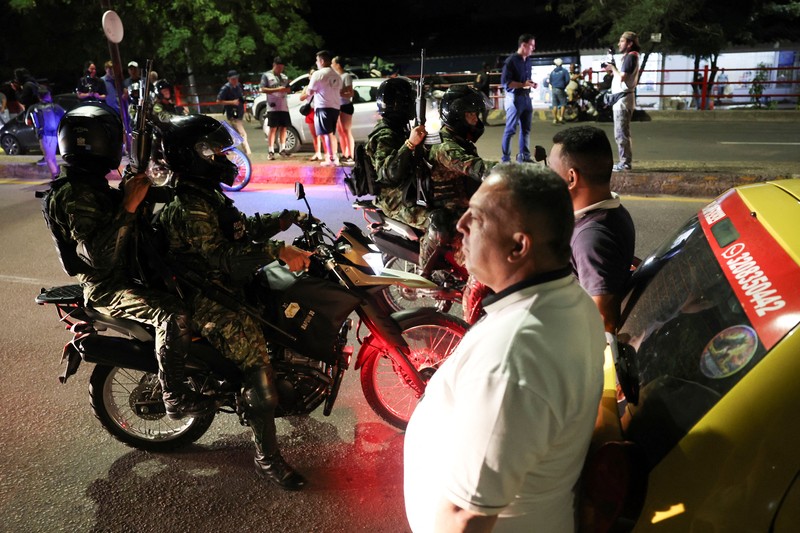 Tentara Kolombia berjaga di perbatasan antara Venezuela dan Kolombia di Cucuta, Kolombia, Selasa (6/1/2026). (REUTERS/Luisa Gonzalez)