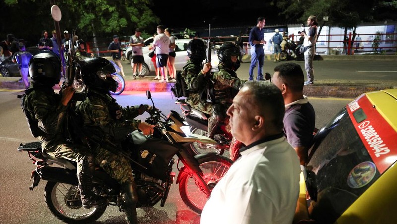 Tentara Kolombia berjaga di perbatasan antara Venezuela dan Kolombia di Cucuta, Kolombia, Selasa (6/1/2026). (REUTERS/Luisa Gonzalez)