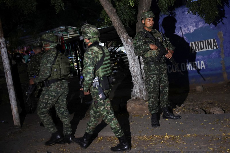 Tentara Kolombia berjaga di perbatasan antara Venezuela dan Kolombia di Cucuta, Kolombia, Selasa (6/1/2026). (REUTERS/Luisa Gonzalez)