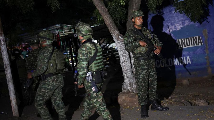 Tentara Kolombia berjaga di perbatasan antara Venezuela dan Kolombia di Cucuta, Kolombia, Selasa (6/1/2026). (REUTERS/Luisa Gonzalez)