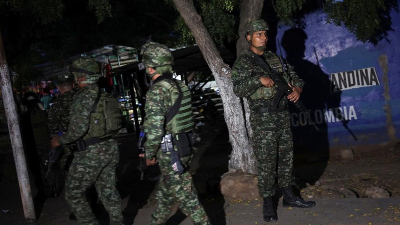 Tentara Kolombia berjaga di perbatasan antara Venezuela dan Kolombia di Cucuta, Kolombia, Selasa (6/1/2026). (REUTERS/Luisa Gonzalez)