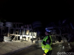 Truk Angkut Kayu di Pandeglang Terguling saat Nanjak, Diduga Overload