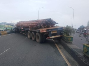 Kecelakaan Truk Tronton di Flyover Ciputat, Sopir Sempat Terjepit