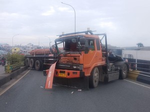 Truk Tronton Muatan Baja Melintang di Flyover Ciputat, Lalin Macet Parah