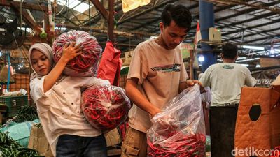 Usai Nataru, Harga Cabai di Pasar Induk Kramat Jati Kembali Normal