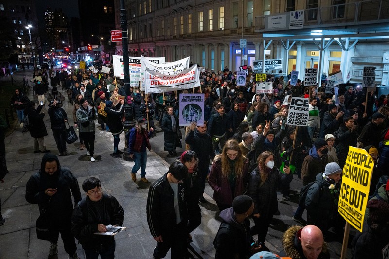 Warga berdemonstrasi menentang Imigrasi dan Penegakan Bea Cukai (ICE), setelah seorang agen imigrasi AS menembak dan membunuh Renee Nicole Good yang berusia 37 tahun di dalam mobilnya di Minneapolis, New York City, AS, 7 Januari 2026. (REUTERS/Angelina Katsanis)