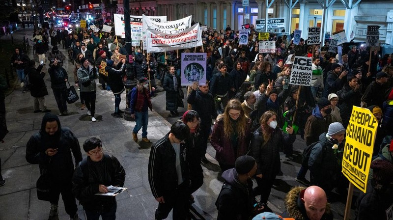 Warga berdemonstrasi menentang Imigrasi dan Penegakan Bea Cukai (ICE), setelah seorang agen imigrasi AS menembak dan membunuh Renee Nicole Good yang berusia 37 tahun di dalam mobilnya di Minneapolis, New York City, AS, 7 Januari 2026. (REUTERS/Angelina Katsanis)